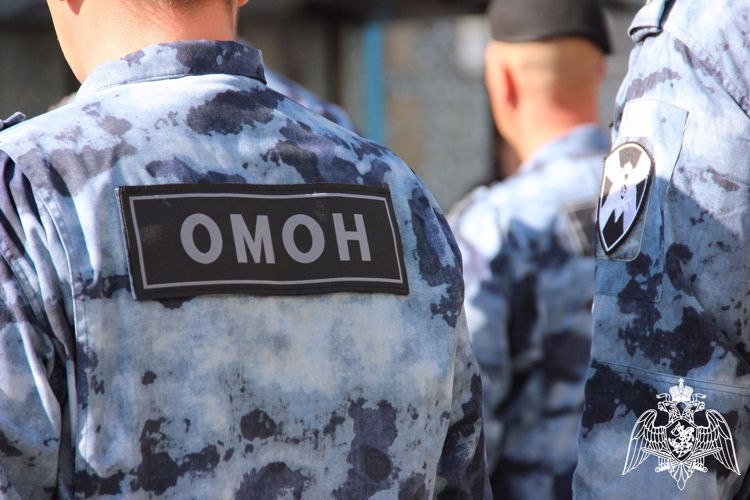 Сотрудник Росгвардии в Новосибирске обезвредил стрелявшего во дворе дома мужчину