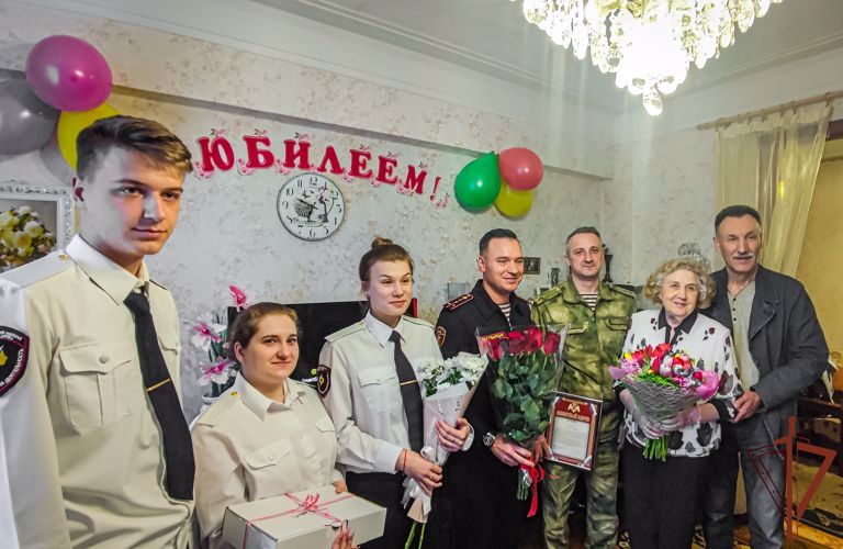 Жительницу блокадного Ленинграда поздравили с 90-летием росгвардейцы в Мурманске 