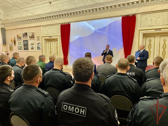 Бойцов волжского ОМОН поприветствовали земляки