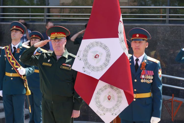 Командующий Сибирским округом вручил боевое знамя Центру подготовки личного состава Росгвардии