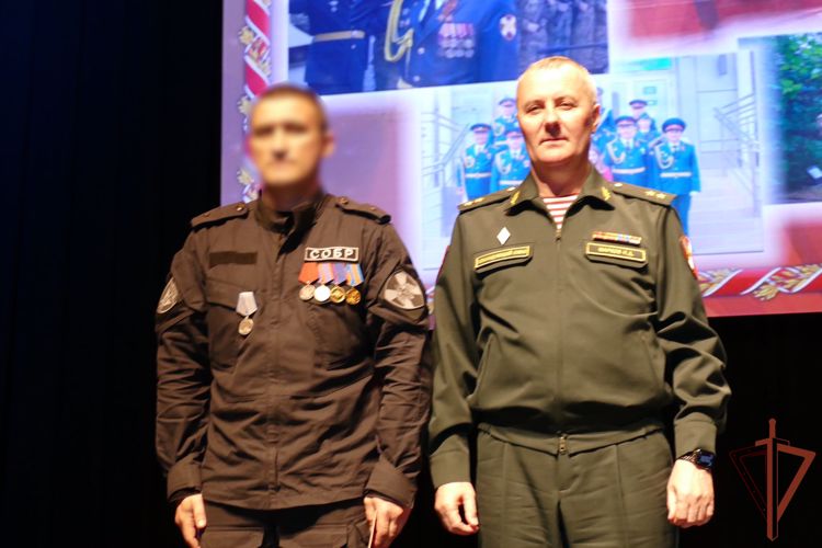 Командующий Сибирским округом вручил боевое знамя Центру подготовки личного состава Росгвардии