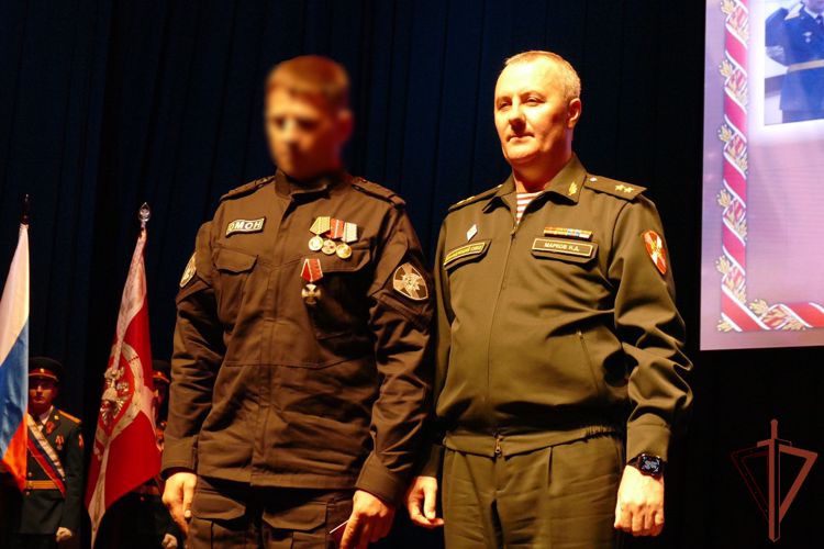 Командующий Сибирским округом вручил боевое знамя Центру подготовки личного состава Росгвардии