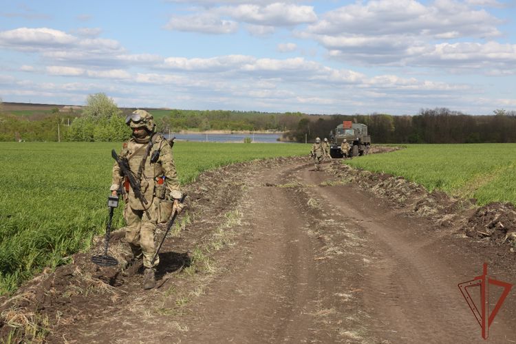 Инженеры Росгвардии обезвредили более 20 заминированных «фотоловушек» националистов