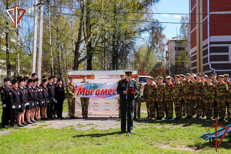 В Йошкар-Оле сотрудники и военнослужащие Росгвардии под открытым небом поздравили с Днем Победы ветерана Великой Отечественной войны