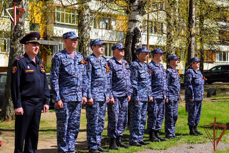 В Йошкар-Оле сотрудники и военнослужащие Росгвардии под открытым небом поздравили с Днем Победы ветерана Великой Отечественной войны