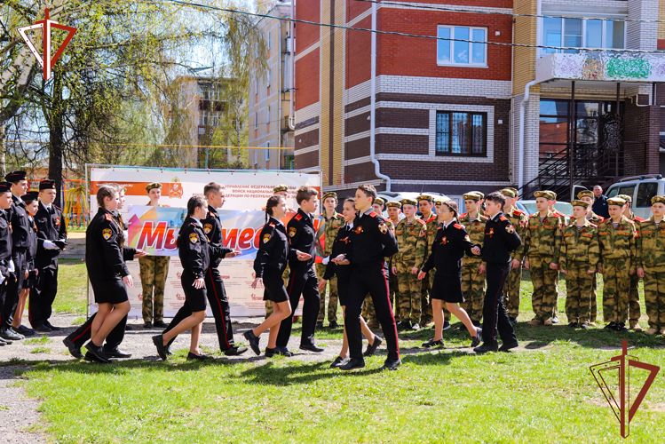 В Йошкар-Оле сотрудники и военнослужащие Росгвардии под открытым небом поздравили с Днем Победы ветерана Великой Отечественной войны