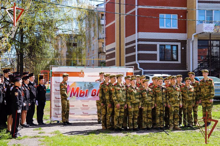 В Йошкар-Оле сотрудники и военнослужащие Росгвардии под открытым небом поздравили с Днем Победы ветерана Великой Отечественной войны