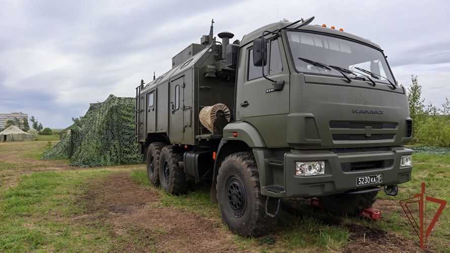Командующий Уральским округом Росгвардии поздравил ветеранов и личный состав отдельного батальона связи с 29-летием