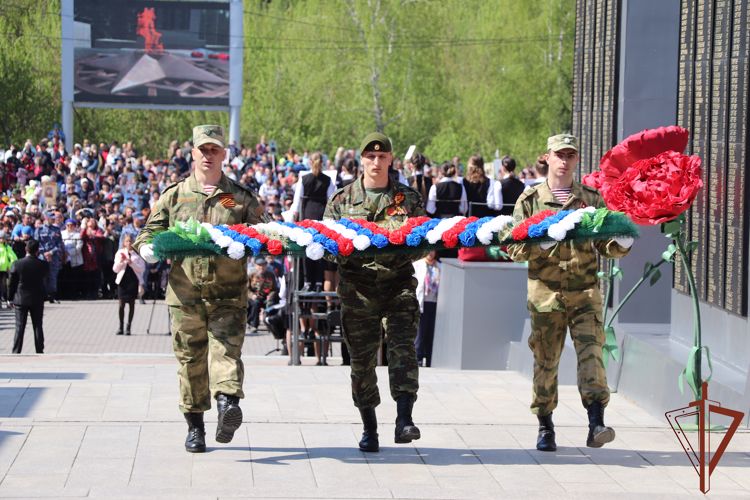 В память о погибших героях Великой Отечественной войны в Сибири росгвардейцы возложили цветы и зажгли свечи 