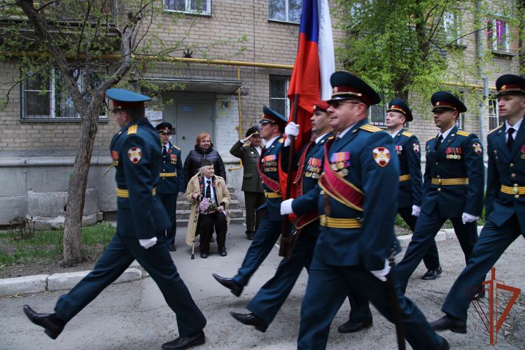 Всероссийский патриотический проект Росгвардии «Парад идёт к ветерану» поддержали на Урале