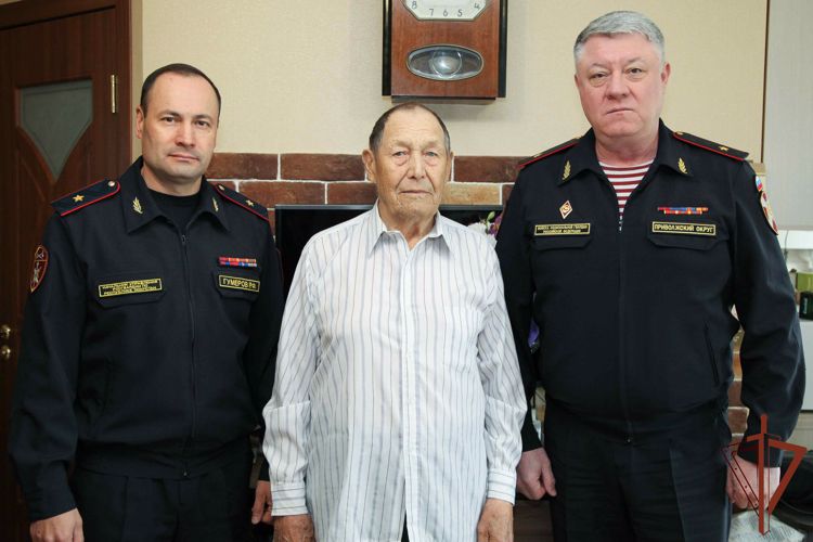 Росгвардейцы поздравили с 95-летним юбилеем участника Великой Отечественной войны - ветерана вневедомственной охраны