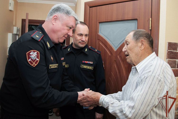 Росгвардейцы поздравили с 95-летним юбилеем участника Великой Отечественной войны - ветерана вневедомственной охраны 