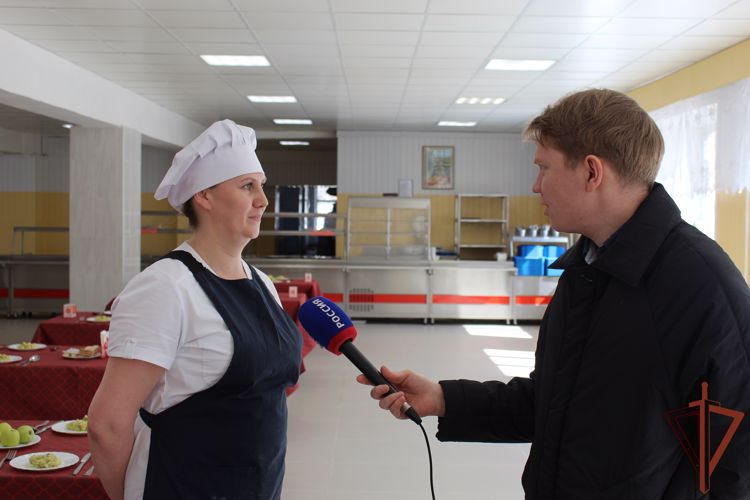 Зрителей телеканала «Коми Гор» познакомили с победителями конкурса военных поваров Росгвардии
