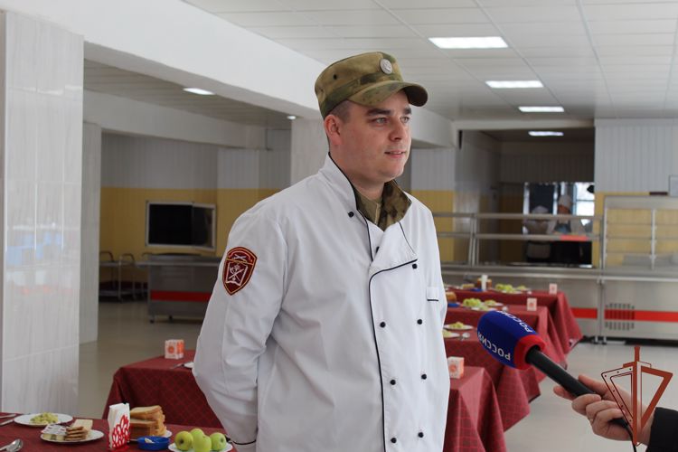 Зрителей телеканала «Коми Гор» познакомили с победителями конкурса военных поваров Росгвардии