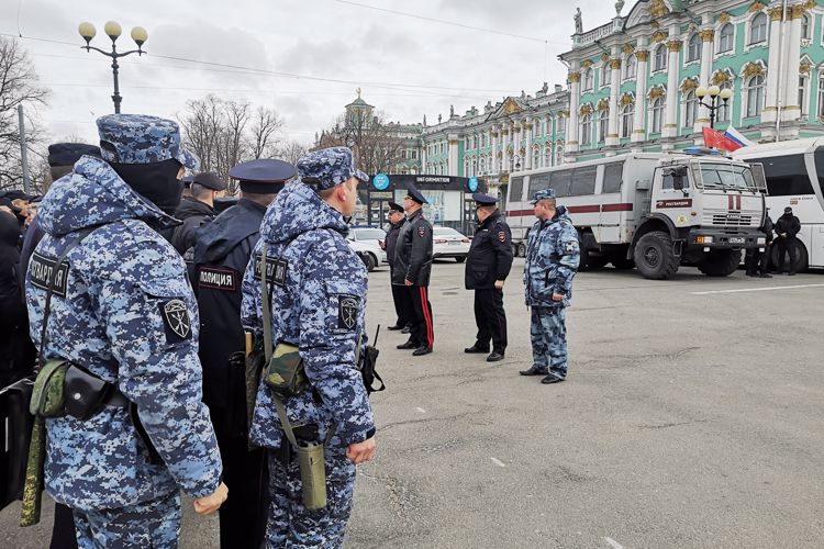 В Санкт-Петербурге сотрудники и военнослужащие Росгвардии обеспечили правопорядок при проведении праздничных первомайских мероприятий