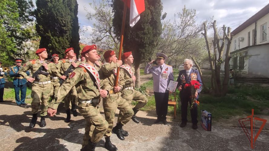 Росгвардейцы в Севастополе дали старт акции «Парад у дома ветерана»
