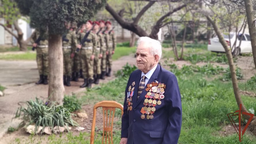 Росгвардейцы в Севастополе дали старт акции «Парад у дома ветерана»
