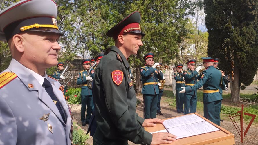 Росгвардейцы в Севастополе дали старт акции «Парад у дома ветерана»