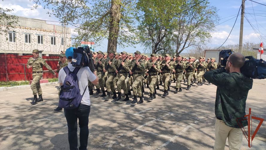 Телевизионные журналисты Севастополя оценили готовность военнослужащих Росгвардии к параду в ознаменование годовщины Победы