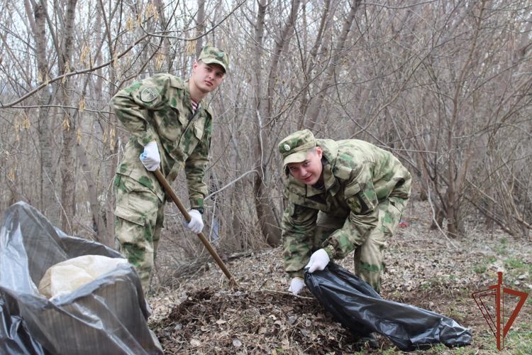 В Зеленогорске военнослужащие Росгвардии присоединились к акции  «Субботник 2.2.»