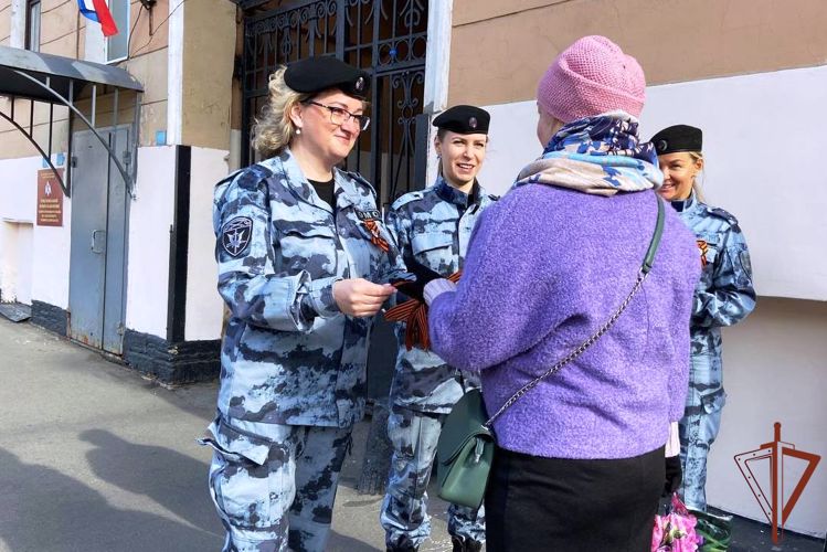 Сотрудники  Росгвардии вручили Георгиевские ленточки жителям и гостям Санкт-Петербурга