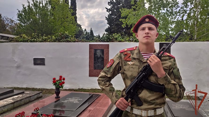 В Севастополе росгвардейцы почтили память Героя Советского Союза Степана Неустроева