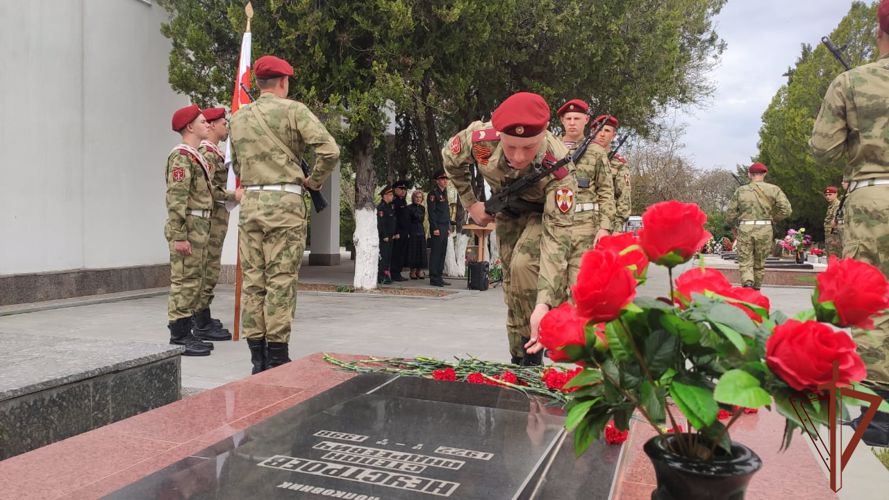 В Севастополе росгвардейцы почтили память Героя Советского Союза Степана Неустроева
