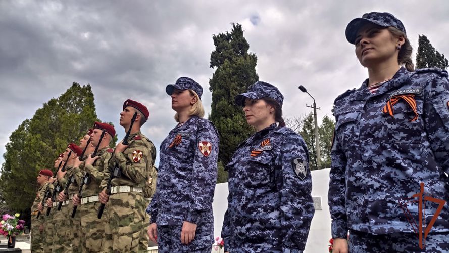 В Севастополе росгвардейцы почтили память Героя Советского Союза Степана Неустроева