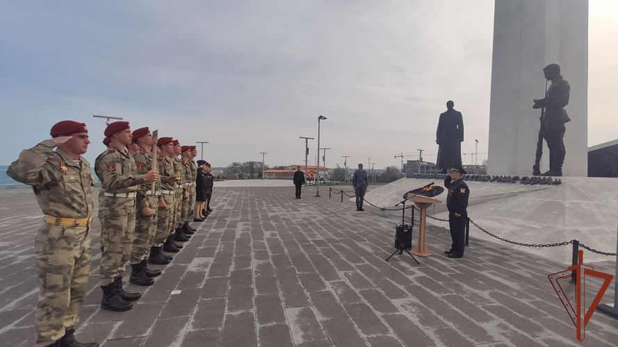 В Севастополе росгвардейцы приняли участие в церемонии объединения Вечных огней