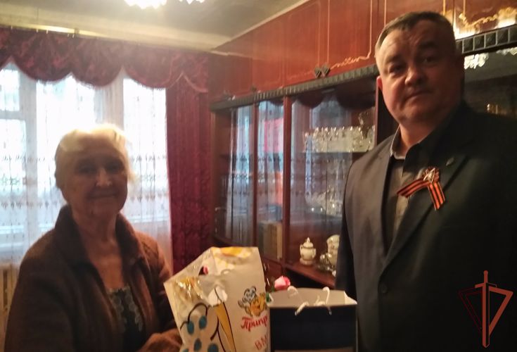 Росгвардейцы поздравили с Днем Победы ветеранов Великой Отечественной войны в Зауралье