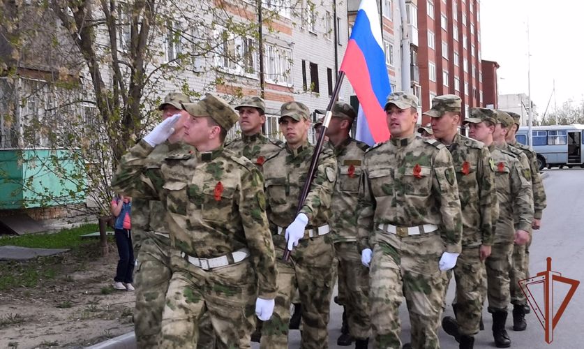 Росгвардия поздравила персональными парадами ветеранов в Тюмени и Озерске