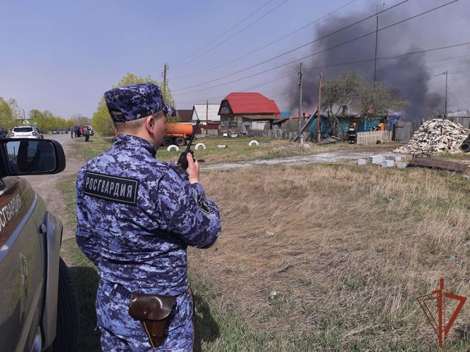 Росгвардейцы помогли в тушении огня  жителям   Омской области 