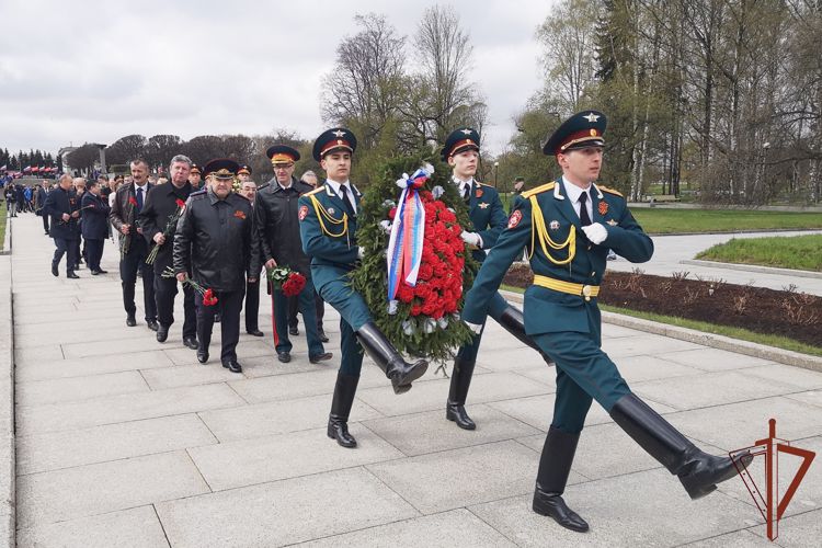 В честь Дня Победы представители Северо-Западного округа Росгвардии приняли участие в общегородском памятном мероприятии