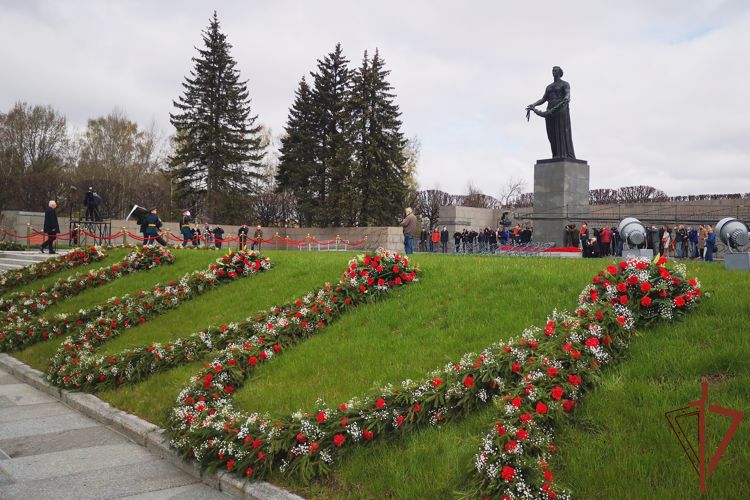 В честь Дня Победы представители Северо-Западного округа Росгвардии приняли участие в общегородском памятном мероприятии