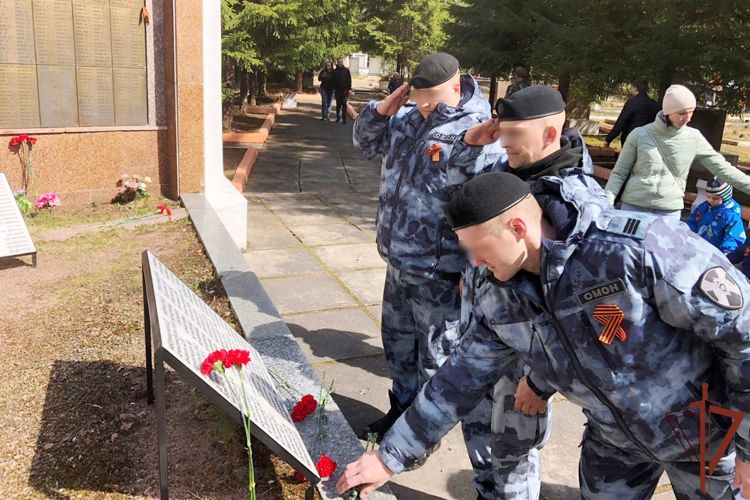 Сотрудники петербургского ОМОН Росгвардии отдали воинские почести погибшим красноармейцам