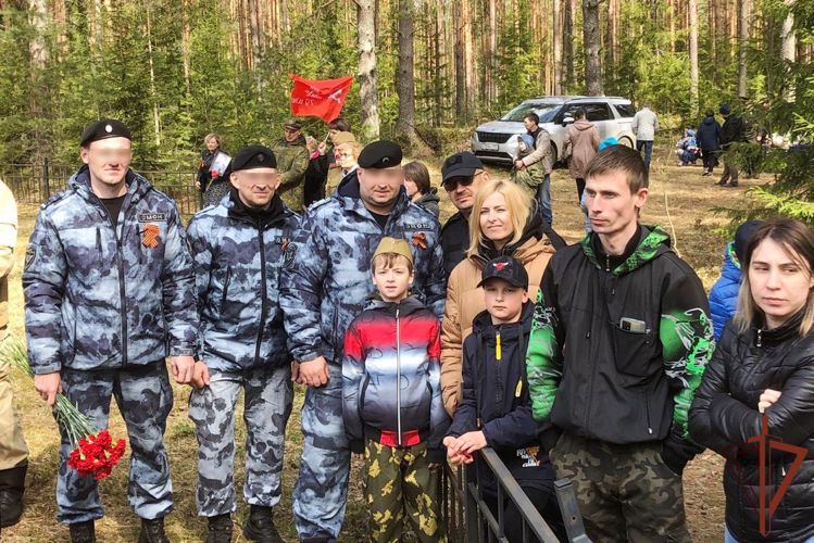 Сотрудники петербургского ОМОН Росгвардии отдали воинские почести погибшим красноармейцам