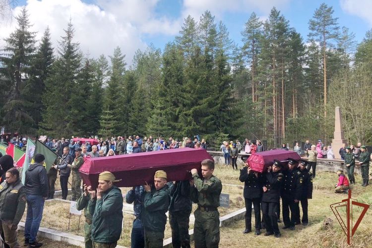 Сотрудники петербургского ОМОН Росгвардии отдали воинские почести погибшим красноармейцам