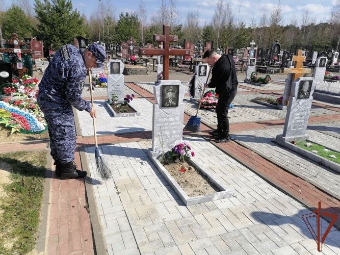 Место захоронения участника Великой Отечественной войны в Сургуте привели в порядок сотрудники Росгвардии  