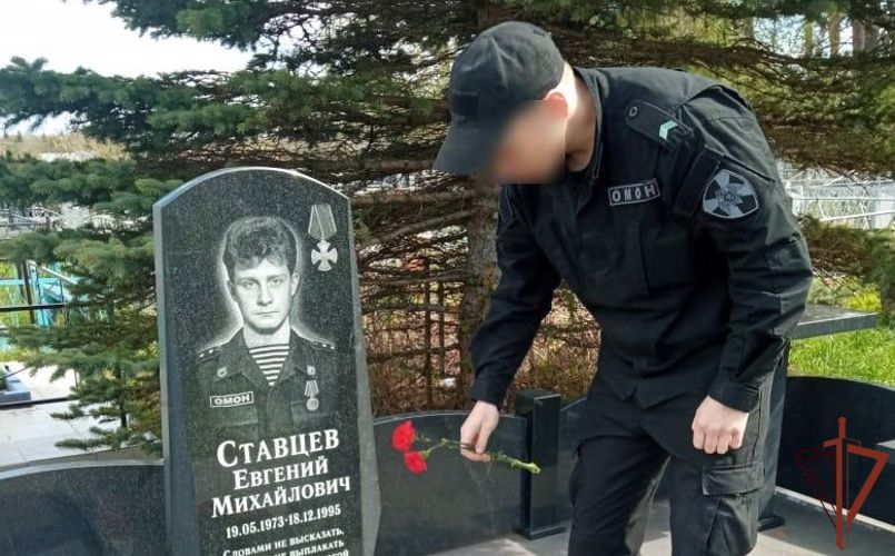 В Вологодской области росгвардейцы почтили память сослуживца, погибшего при исполнении служебного долга