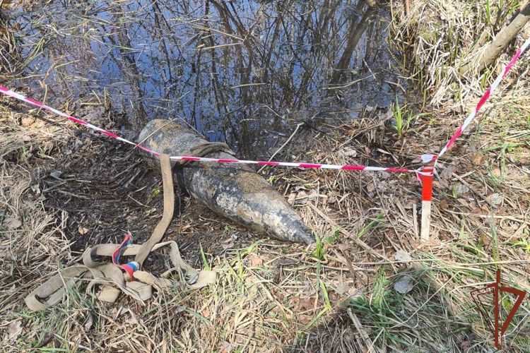 В Санкт-Петербурге взрывотехники транспортного ОМОН Росгвардии обследовали неразорвавшийся артиллерийский снаряд времён войны