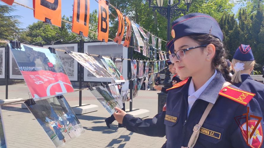 Будущие росгвардейцы промаршировали по центру Севастополя в честь векового юбилея пионерии