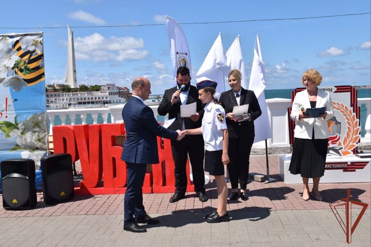 Будущие росгвардейцы промаршировали по центру Севастополя в честь векового юбилея пионерии