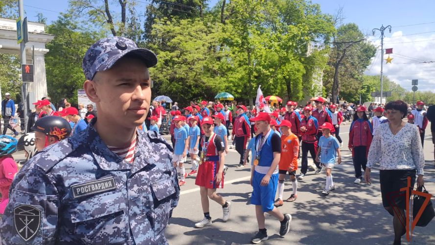 Будущие росгвардейцы промаршировали по центру Севастополя в честь векового юбилея пионерии