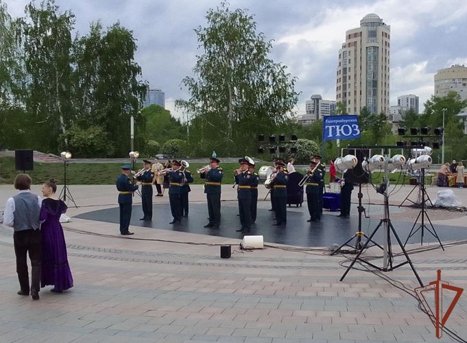 Военно-музыкальные коллективы Росгвардии открыли «Петровскую Ассамблею» в Екатеринбурге (видео)
