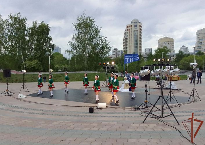 Военно-музыкальные коллективы Росгвардии открыли «Петровскую Ассамблею» в Екатеринбурге (видео)