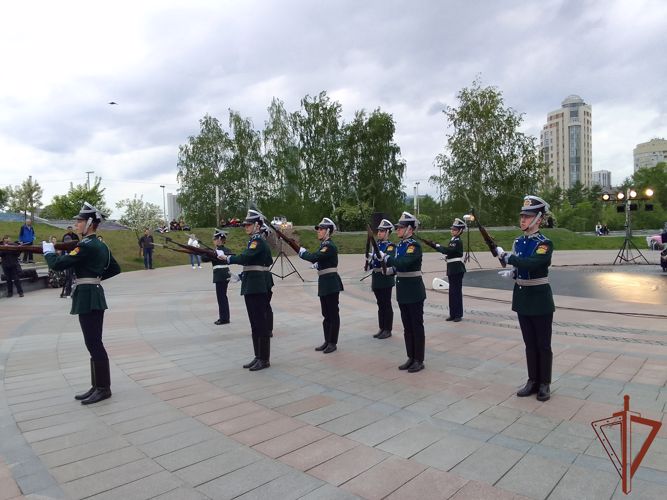 Военно-музыкальные коллективы Росгвардии открыли «Петровскую Ассамблею» в Екатеринбурге (видео)