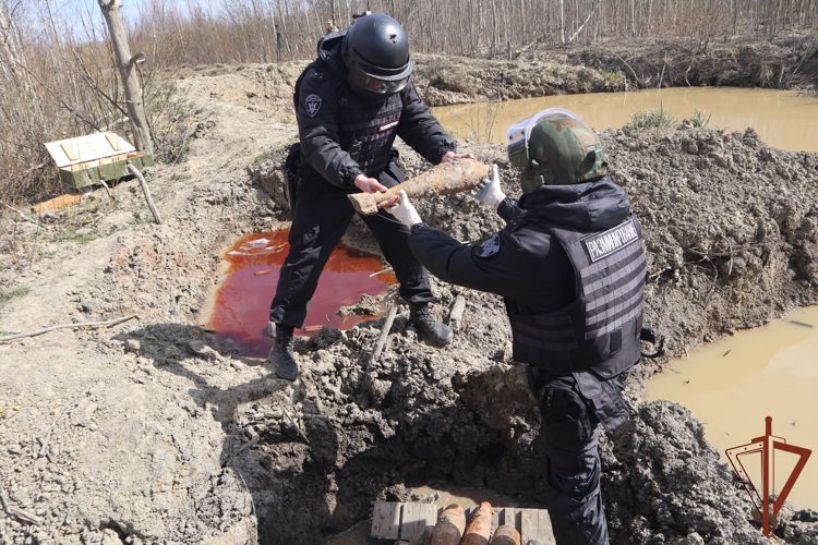 Взрывотехники ОМОН Росгвардии уничтожили на полигоне в Ленинградской области боеприпасы времен войны 