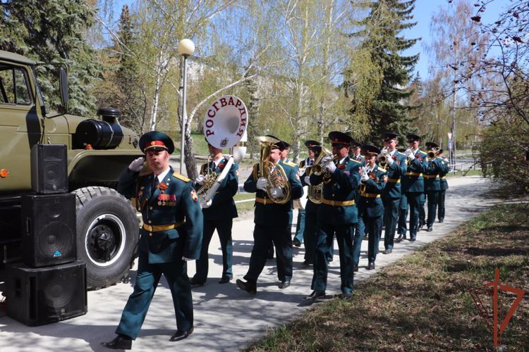 Росгвардия поздравила персональными парадами ветеранов в Тюмени и Озерске