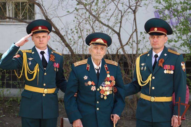Росгвардия поздравила персональными парадами ветеранов в Тюмени и Озерске