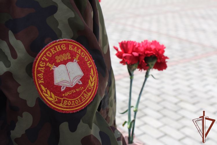 Росгвардейцы с подшефными кадетами почтили память погибших на войне вологжан